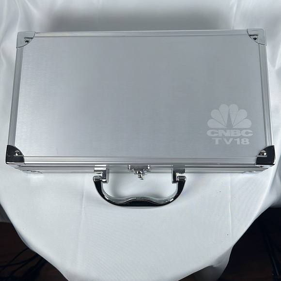 NWOT Portable Golf putter gift set for travel with mini hole cup, balls & putter - Picture 4 of 5